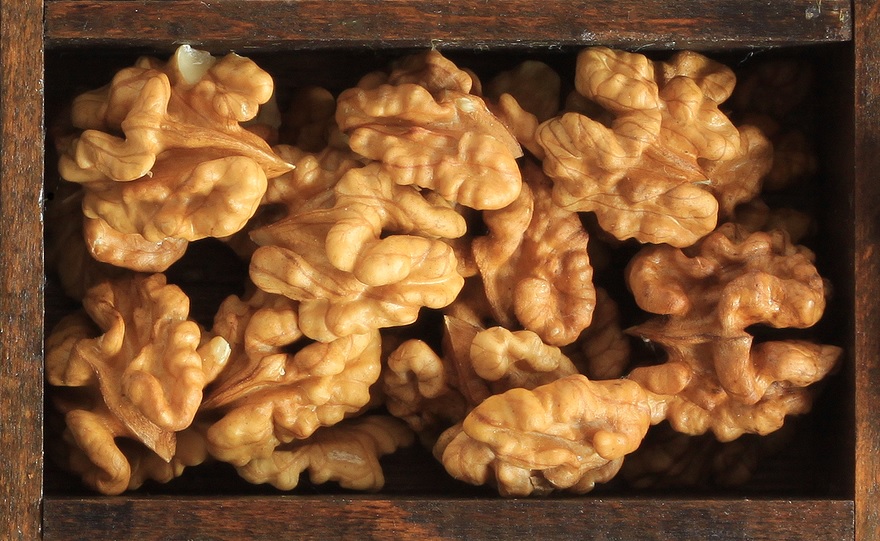 can walnuts decrease my cholesterol